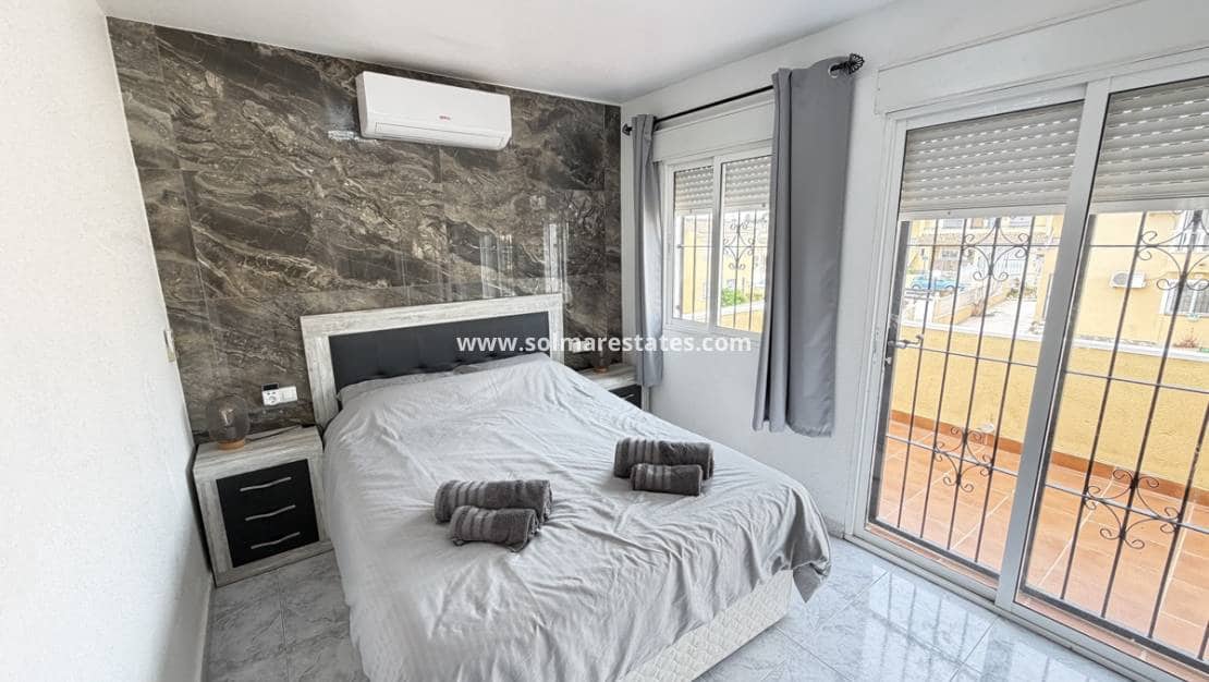 4 slaapkamer Villa te koop in Villamartin met zwembad - € 385.000 (Ref: 9816371)