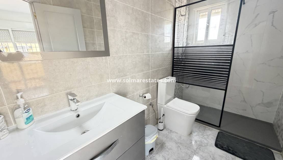 4 slaapkamer Villa te koop in Villamartin met zwembad - € 385.000 (Ref: 9816371)