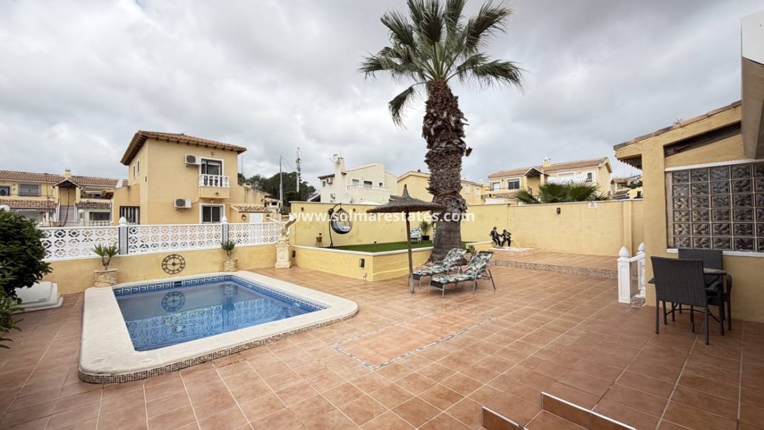 4 slaapkamer Villa te koop in Villamartin met zwembad - € 385.000 (Ref: 9816371)