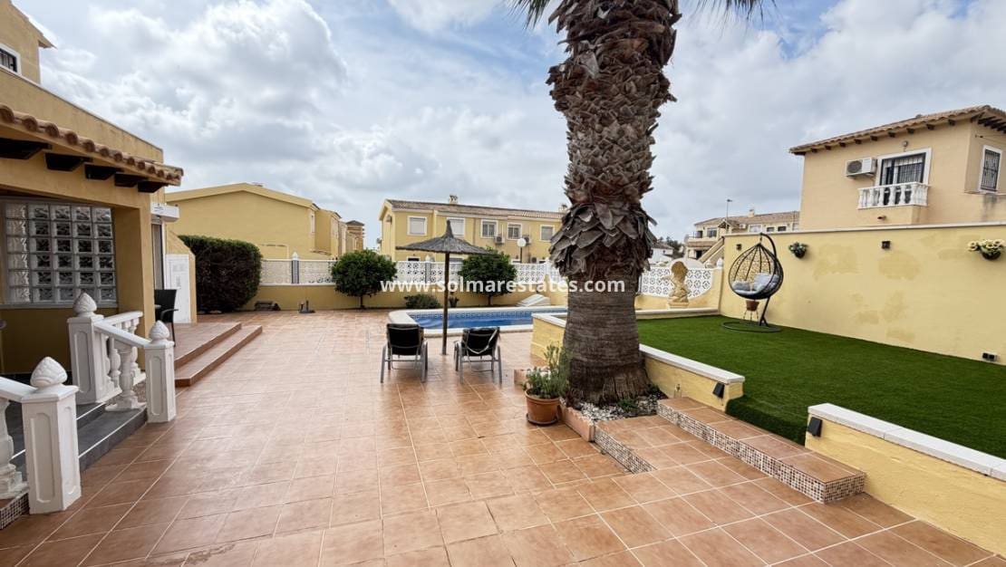 4 slaapkamer Villa te koop in Villamartin met zwembad - € 385.000 (Ref: 9816371)