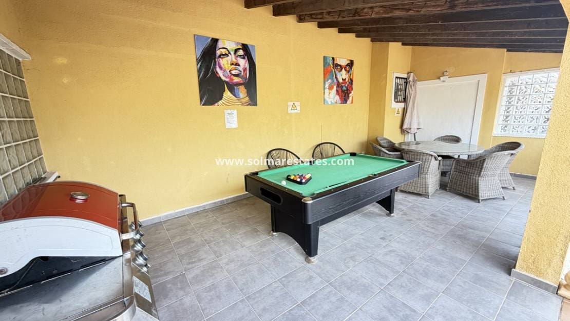 4 slaapkamer Villa te koop in Villamartin met zwembad - € 385.000 (Ref: 9816371)