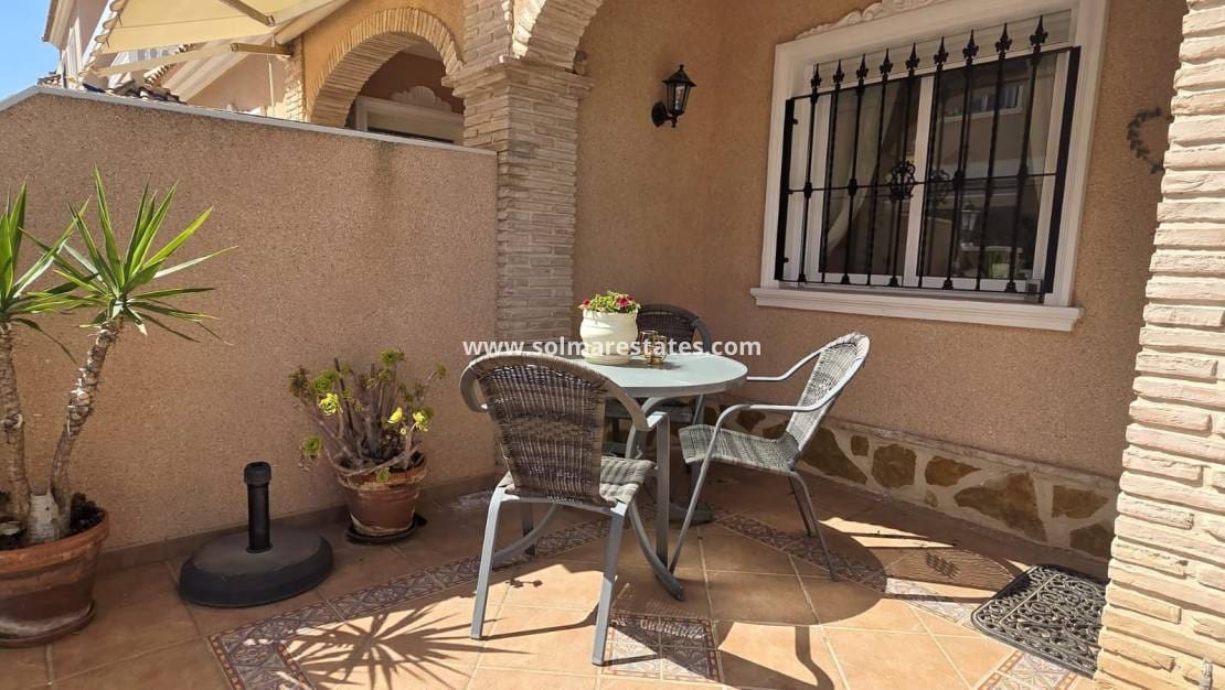 Pareado de 3 habitaciones en Villamartin en venta con piscina - 285.000 € (Ref: 9818742)