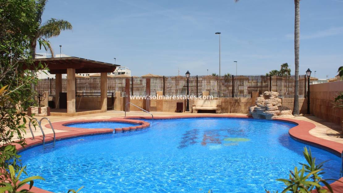 Pareado de 3 habitaciones en Villamartin en venta con piscina - 285.000 € (Ref: 9818742)