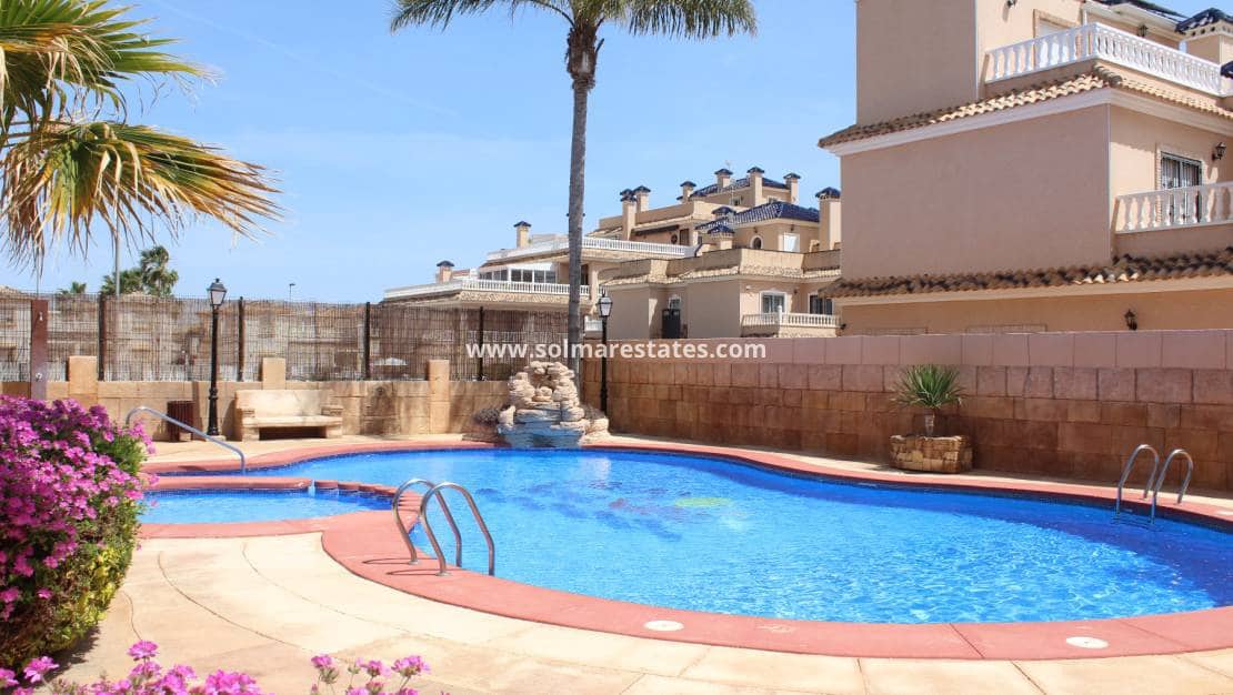 Pareado de 3 habitaciones en Villamartin en venta con piscina - 285.000 € (Ref: 9818742)