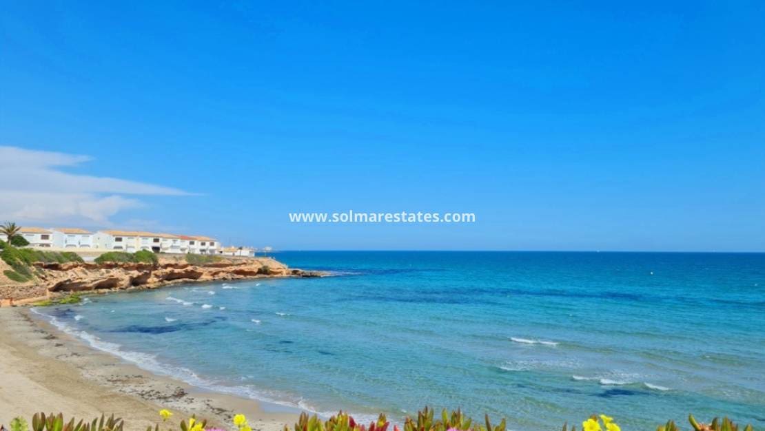 Pareado de 3 habitaciones en Villamartin en venta con piscina - 285.000 € (Ref: 9818742)