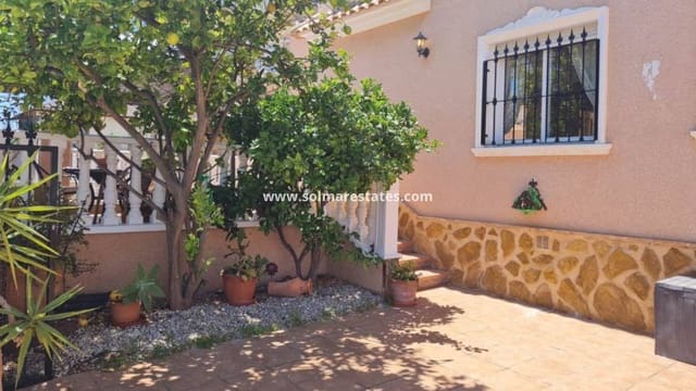 3 soverom Kjedet enebolig til salgs i Villamartin, Orihuela med svømmebasseng - € 255 000 (Ref: 9818742)
