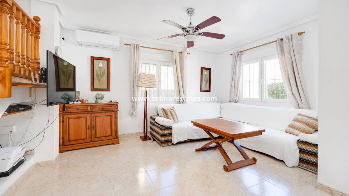 Chalet de 3 habitaciones en Playa Flamenca en venta con piscina - 395.000 € (Ref: 9827340)
