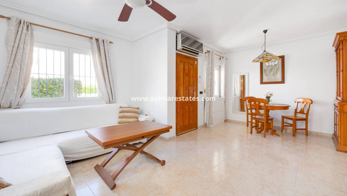 Chalet de 3 habitaciones en Playa Flamenca en venta con piscina - 395.000 € (Ref: 9827340)