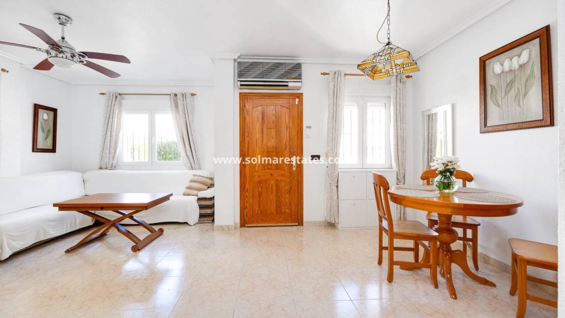 Chalet de 3 habitaciones en Playa Flamenca en venta con piscina - 395.000 € (Ref: 9827340)