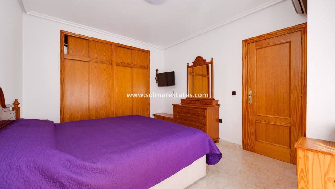 Chalet de 3 habitaciones en Playa Flamenca en venta con piscina - 395.000 € (Ref: 9827340)
