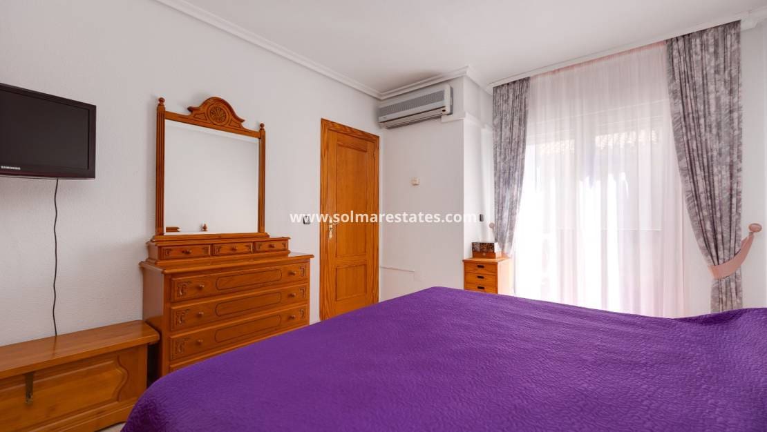 Chalet de 3 habitaciones en Playa Flamenca en venta con piscina - 395.000 € (Ref: 9827340)