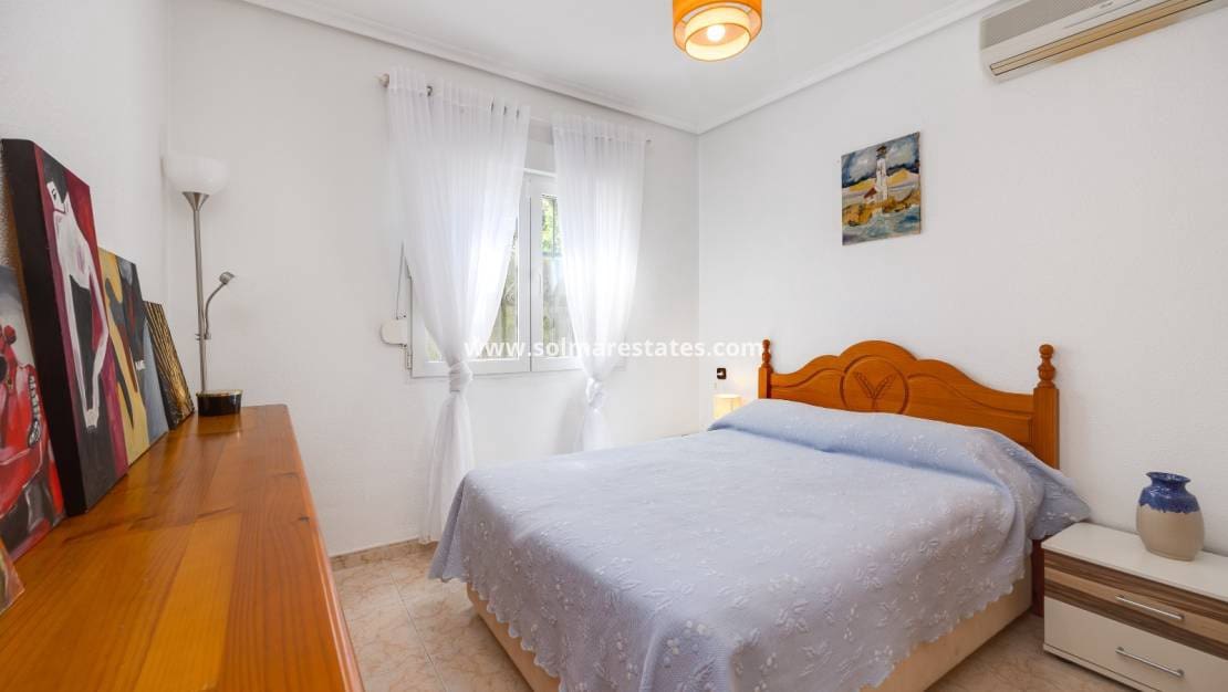 Chalet de 3 habitaciones en Playa Flamenca en venta con piscina - 395.000 € (Ref: 9827340)