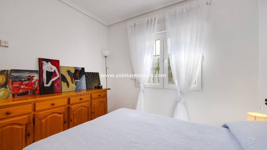 Chalet de 3 habitaciones en Playa Flamenca en venta con piscina - 395.000 € (Ref: 9827340)
