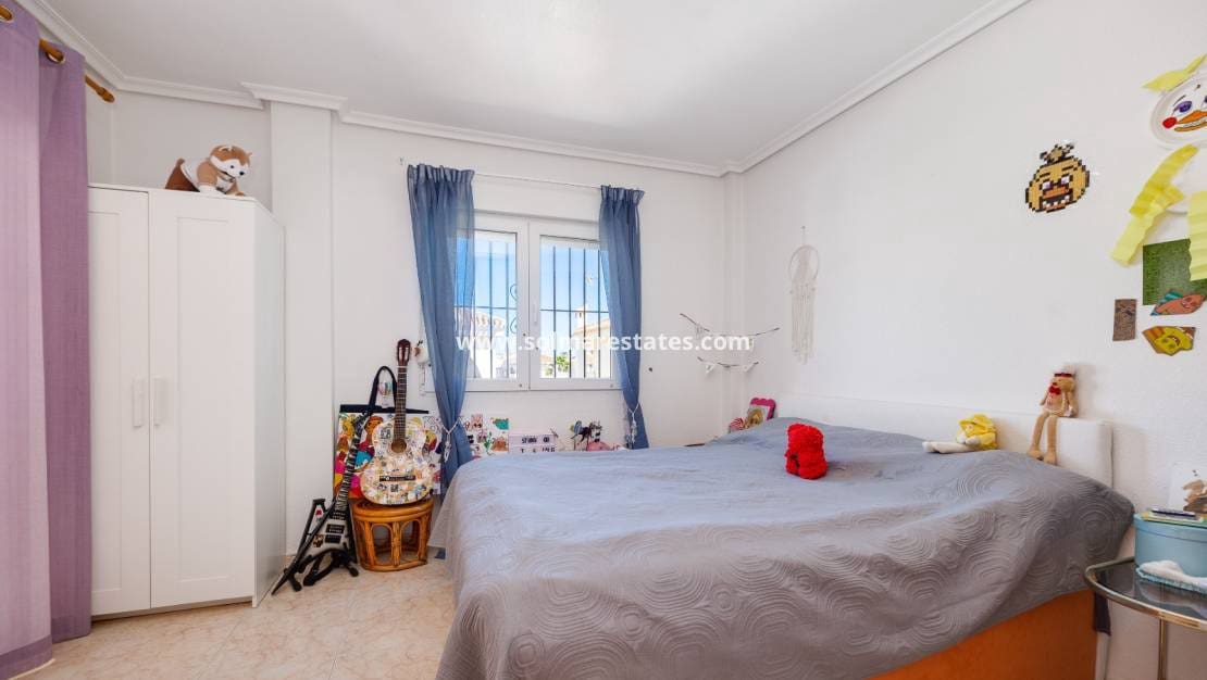 Chalet de 3 habitaciones en Playa Flamenca en venta con piscina - 395.000 € (Ref: 9827340)
