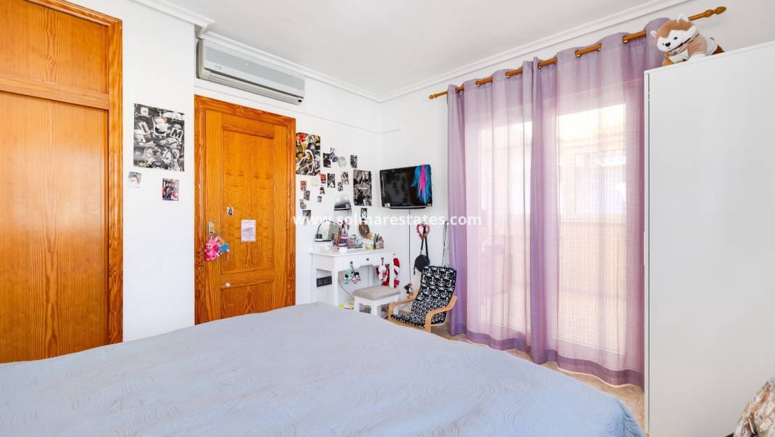Chalet de 3 habitaciones en Playa Flamenca en venta con piscina - 395.000 € (Ref: 9827340)