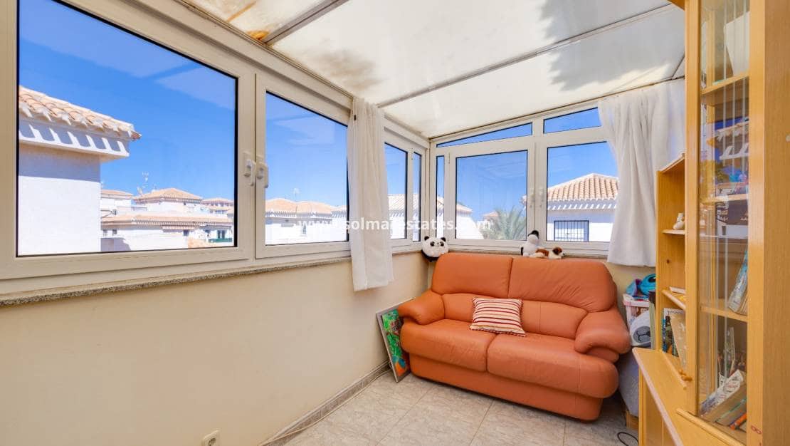Chalet de 3 habitaciones en Playa Flamenca en venta con piscina - 395.000 € (Ref: 9827340)