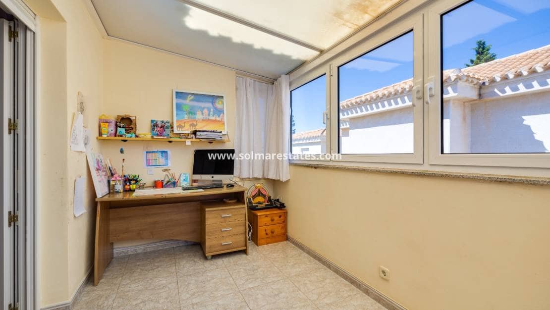 Chalet de 3 habitaciones en Playa Flamenca en venta con piscina - 395.000 € (Ref: 9827340)
