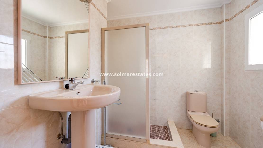 Chalet de 3 habitaciones en Playa Flamenca en venta con piscina - 395.000 € (Ref: 9827340)