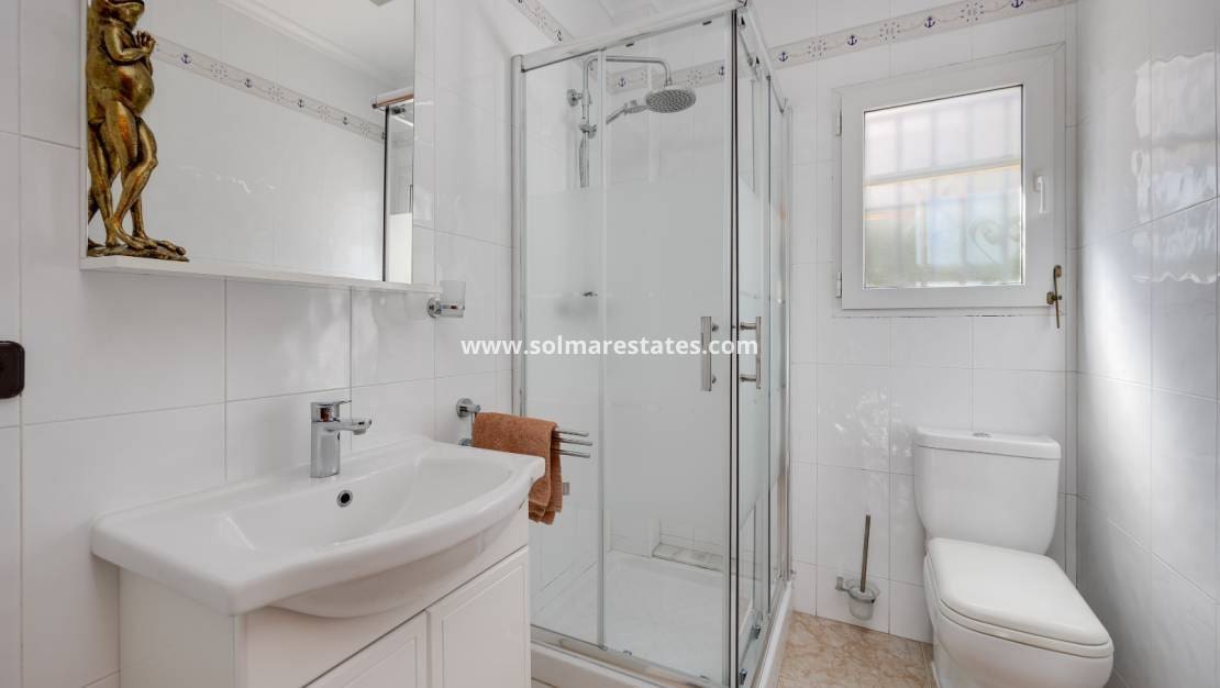 Chalet de 3 habitaciones en Playa Flamenca en venta con piscina - 395.000 € (Ref: 9827340)