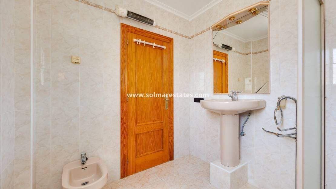 Chalet de 3 habitaciones en Playa Flamenca en venta con piscina - 395.000 € (Ref: 9827340)