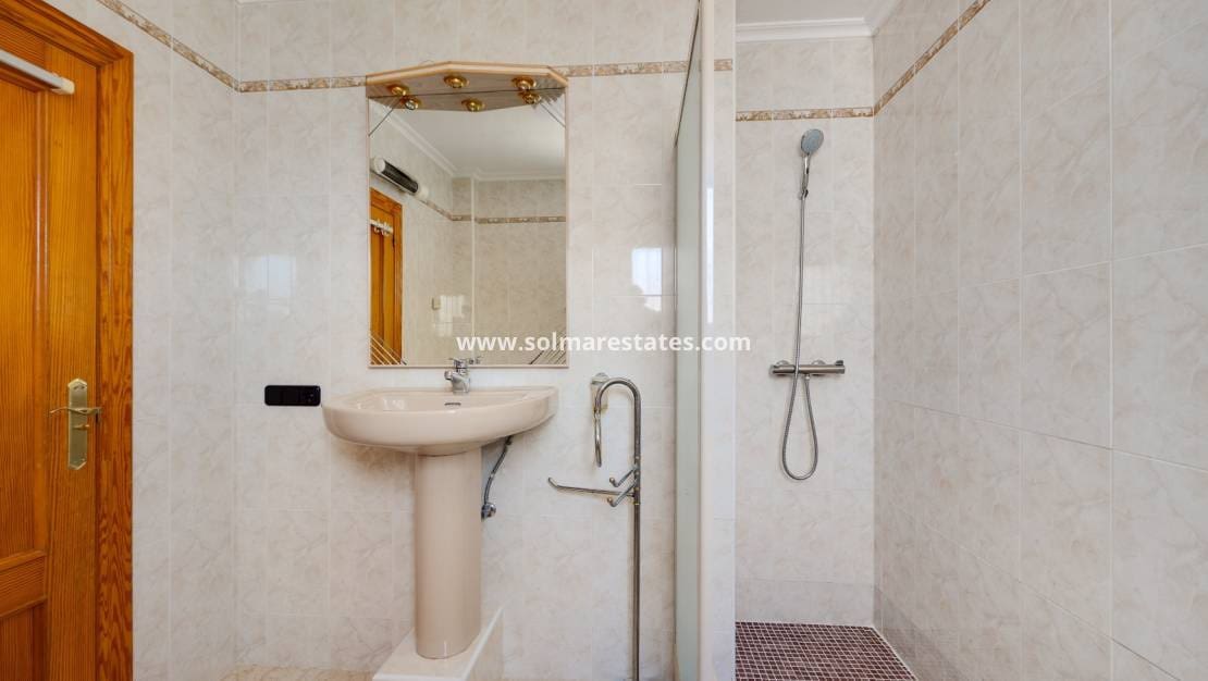 Chalet de 3 habitaciones en Playa Flamenca en venta con piscina - 395.000 € (Ref: 9827340)