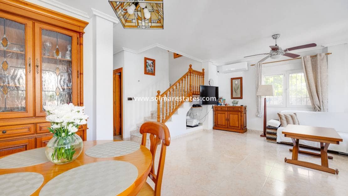 Chalet de 3 habitaciones en Playa Flamenca en venta con piscina - 395.000 € (Ref: 9827340)