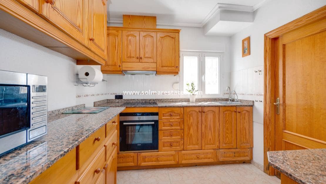 Chalet de 3 habitaciones en Playa Flamenca en venta con piscina - 395.000 € (Ref: 9827340)