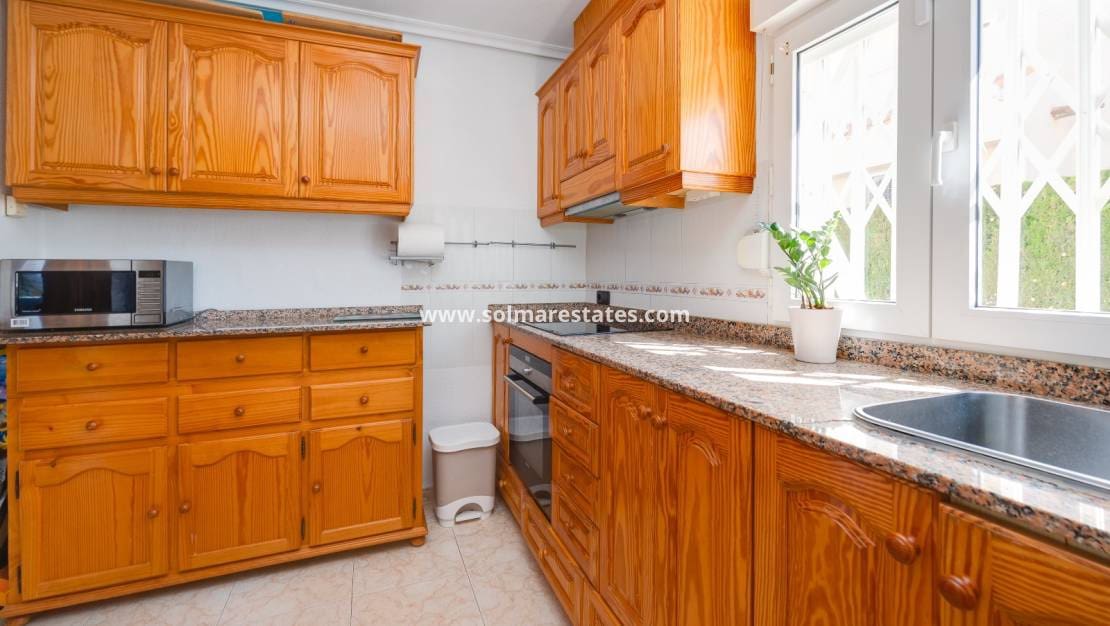 Chalet de 3 habitaciones en Playa Flamenca en venta con piscina - 395.000 € (Ref: 9827340)