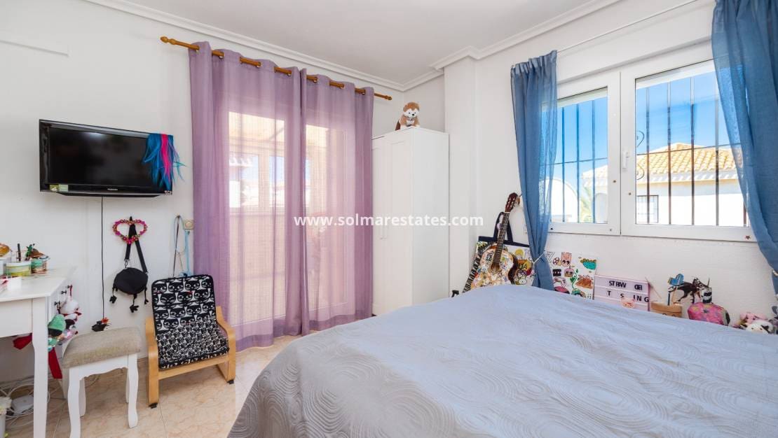 Chalet de 3 habitaciones en Playa Flamenca en venta con piscina - 395.000 € (Ref: 9827340)