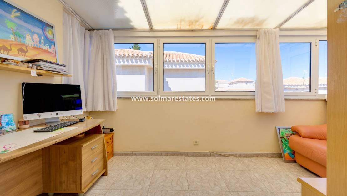 Chalet de 3 habitaciones en Playa Flamenca en venta con piscina - 395.000 € (Ref: 9827340)