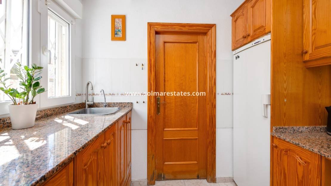 Chalet de 3 habitaciones en Playa Flamenca en venta con piscina - 395.000 € (Ref: 9827340)