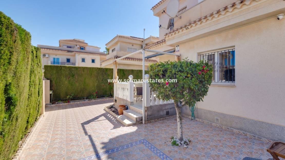 Chalet de 3 habitaciones en Playa Flamenca en venta con piscina - 395.000 € (Ref: 9827340)
