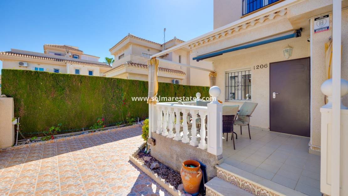 Chalet de 3 habitaciones en Playa Flamenca en venta con piscina - 395.000 € (Ref: 9827340)