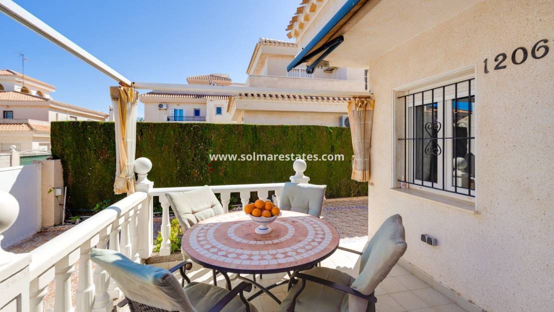 Chalet de 3 habitaciones en Playa Flamenca en venta con piscina - 395.000 € (Ref: 9827340)