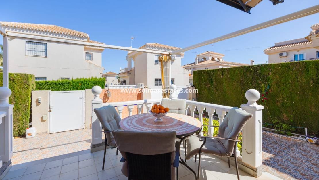 Chalet de 3 habitaciones en Playa Flamenca en venta con piscina - 395.000 € (Ref: 9827340)