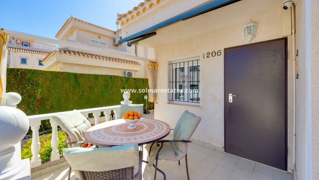 Chalet de 3 habitaciones en Playa Flamenca en venta con piscina - 395.000 € (Ref: 9827340)