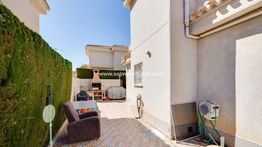 Chalet de 3 habitaciones en Playa Flamenca en venta con piscina - 395.000 € (Ref: 9827340)