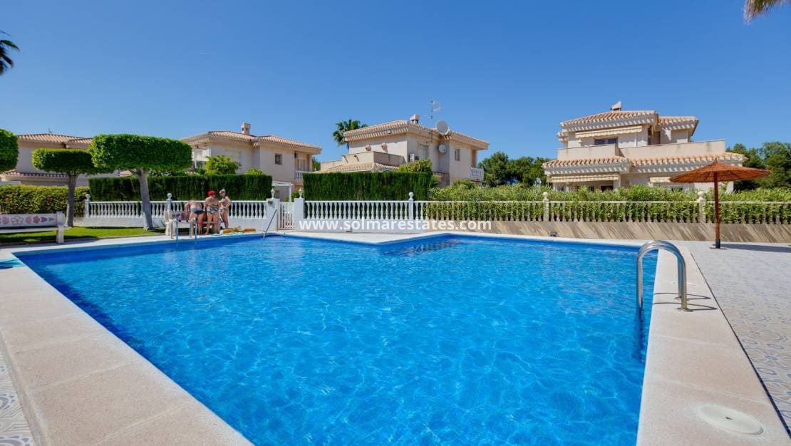 Chalet de 3 habitaciones en Playa Flamenca en venta con piscina - 395.000 € (Ref: 9827340)