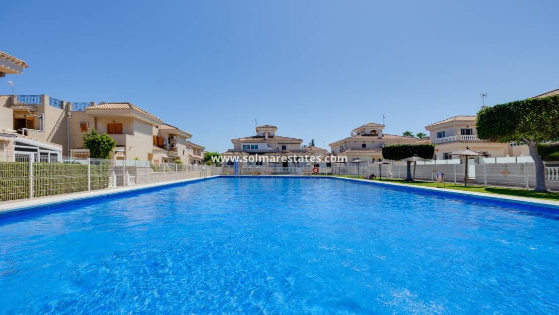 Chalet de 3 habitaciones en Playa Flamenca en venta con piscina - 395.000 € (Ref: 9827340)