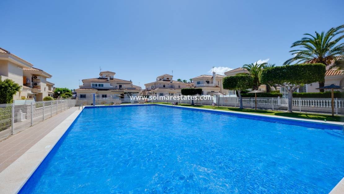 Chalet de 3 habitaciones en Playa Flamenca en venta con piscina - 395.000 € (Ref: 9827340)