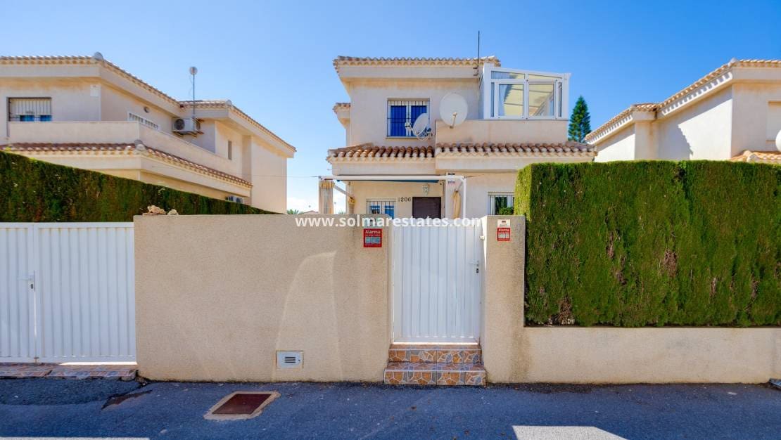 Chalet de 3 habitaciones en Playa Flamenca en venta con piscina - 395.000 € (Ref: 9827340)