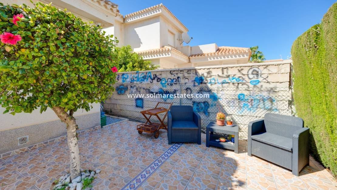 Chalet de 3 habitaciones en Playa Flamenca en venta con piscina - 395.000 € (Ref: 9827340)