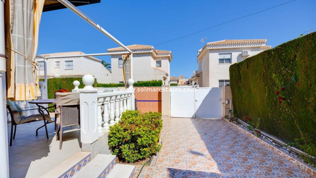 Chalet de 3 habitaciones en Playa Flamenca en venta con piscina - 395.000 € (Ref: 9827340)