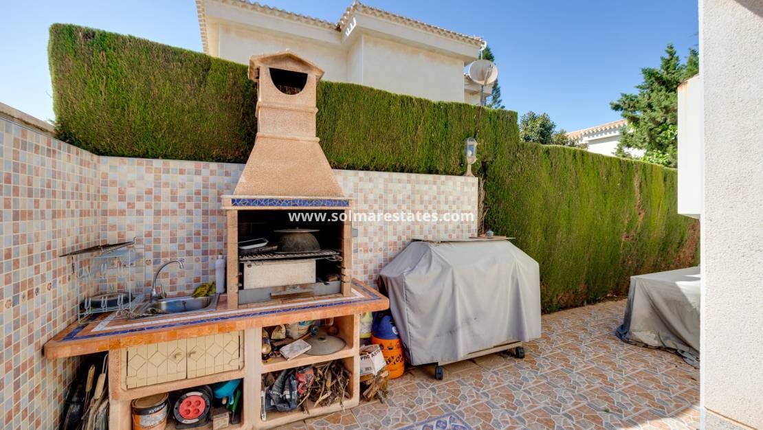Chalet de 3 habitaciones en Playa Flamenca en venta con piscina - 395.000 € (Ref: 9827340)