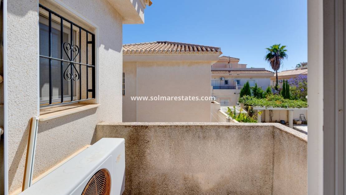 Chalet de 3 habitaciones en Playa Flamenca en venta con piscina - 395.000 € (Ref: 9827340)