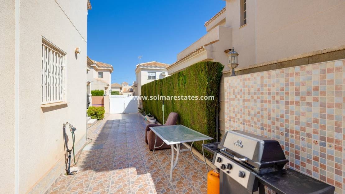 Chalet de 3 habitaciones en Playa Flamenca en venta con piscina - 395.000 € (Ref: 9827340)
