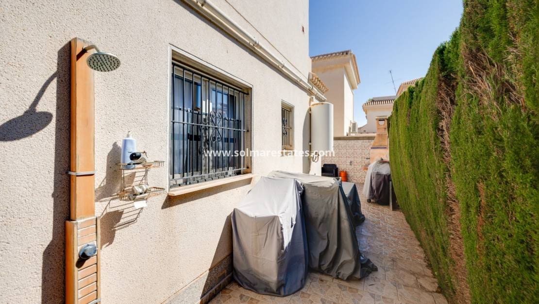 Chalet de 3 habitaciones en Playa Flamenca en venta con piscina - 395.000 € (Ref: 9827340)