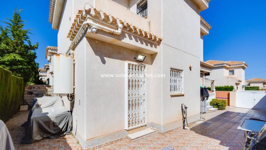 Chalet de 3 habitaciones en Playa Flamenca en venta con piscina - 395.000 € (Ref: 9827340)