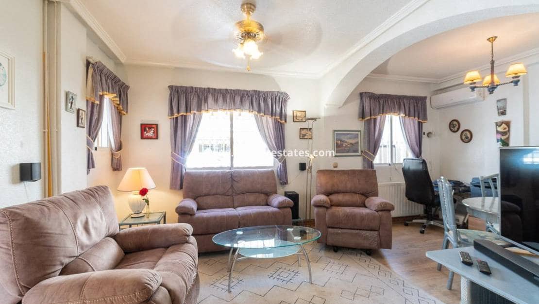 2 soveværelse Byhus til salg i Playa Flamenca med swimmingpool - € 215.000 (Ref: 9827504)