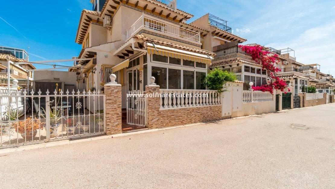 2 soveværelse Byhus til salg i Playa Flamenca med swimmingpool - € 215.000 (Ref: 9827504)
